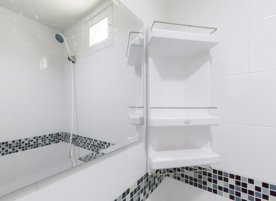 Deluxe Double Room | Bathroom | Shower, rainfall showerhead, bidet, towels