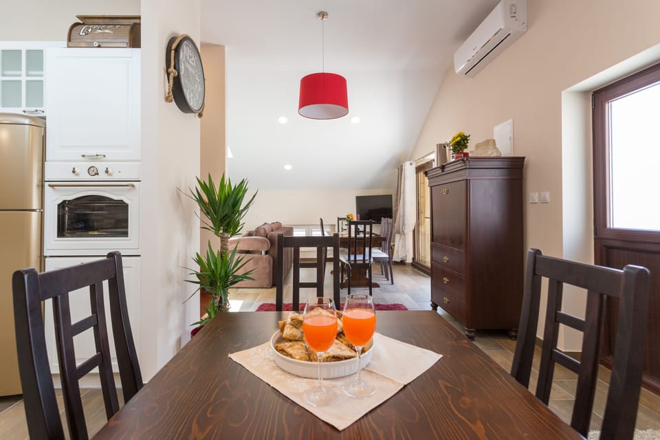 Apartment (Three Bedroom Apartment with Terrace) | In-room dining