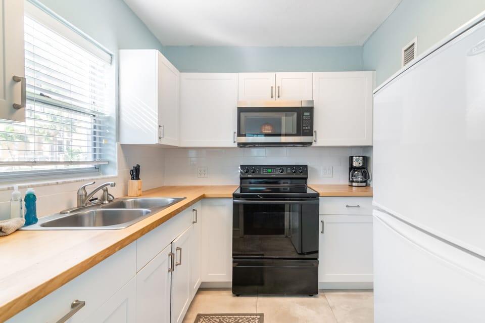 Apartment, 1 Bedroom | Private kitchen | Fridge, oven, electric kettle, toaster