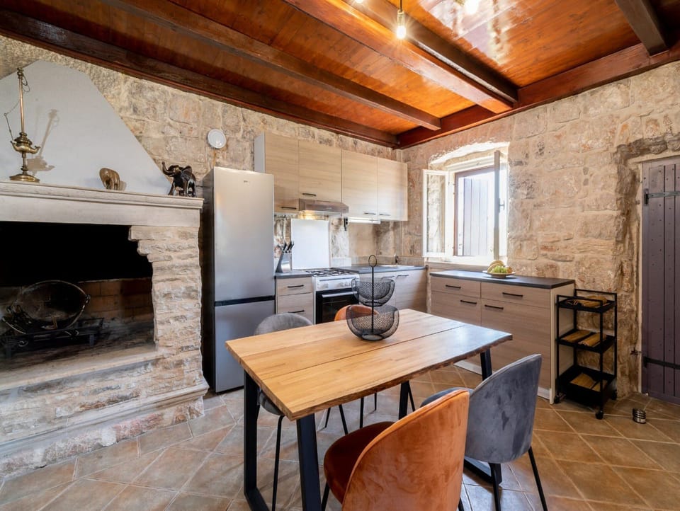 House (Two Bedroom Holiday Home with Swimmin) | In-room dining