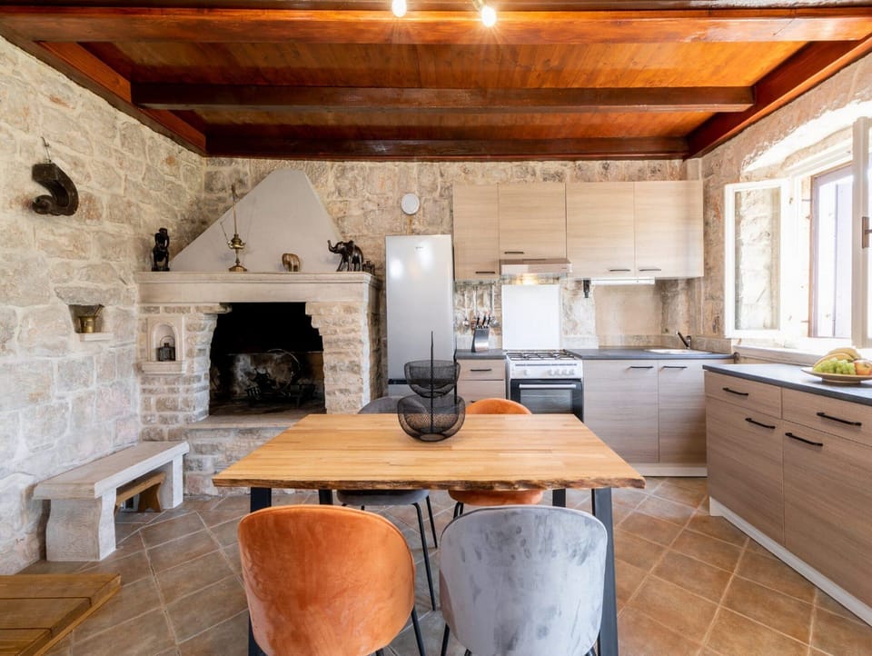 House (Two Bedroom Holiday Home with Swimmin) | In-room dining