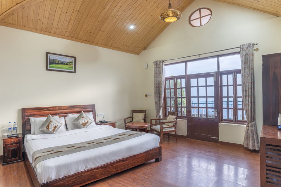 Traditional Cottage, Patio, Mountain View | Desk, blackout drapes, bed sheets