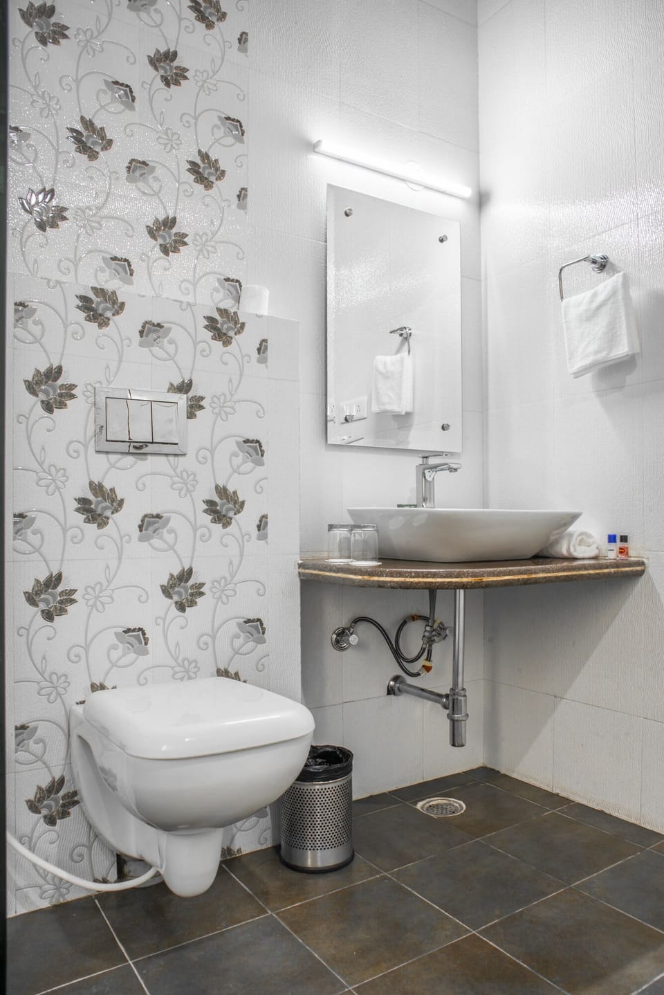 Traditional Cottage, Patio, Mountain View | Bathroom | Shower, free toiletries, towels, soap