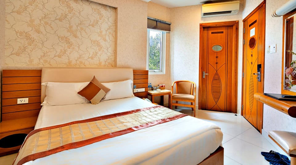 Deluxe Double Room, 1 Queen Bed | Egyptian cotton sheets, premium bedding, memory foam beds, minibar