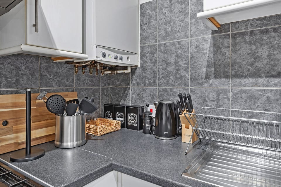 Apartment, 2 Bedrooms | Private kitchen | Full-size fridge, microwave, oven, stovetop