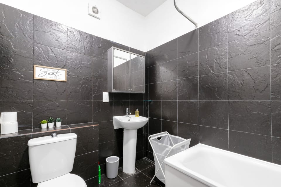 West Ealing SVD Apt. - 2 Bedroom 2 Bath Apartment in London Borough of Ealing