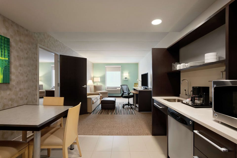 Suite, 1 King Bed, Accessible, Bathtub | Hypo-allergenic bedding, in-room safe, free cribs/infant beds, free WiFi