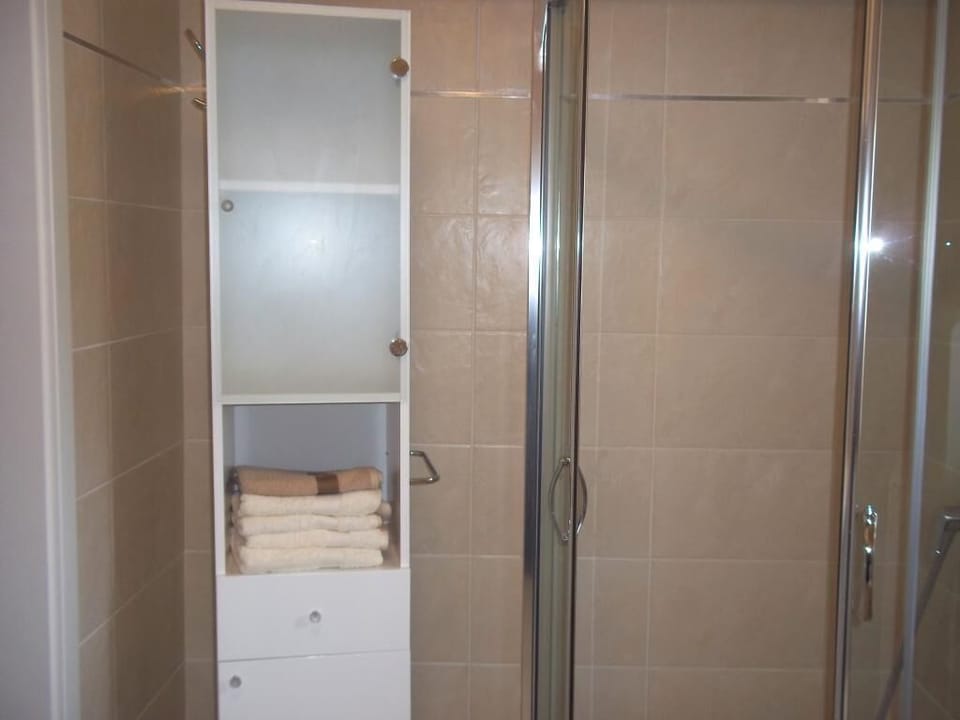 Apartment (Two Bedroom Apartment with Sea View) | Bathroom | Bathtub, towels, shampoo