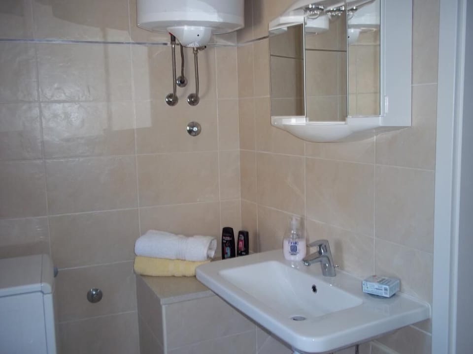 Apartment (Two Bedroom Apartment with Sea View) | Bathroom | Bathtub, towels, shampoo