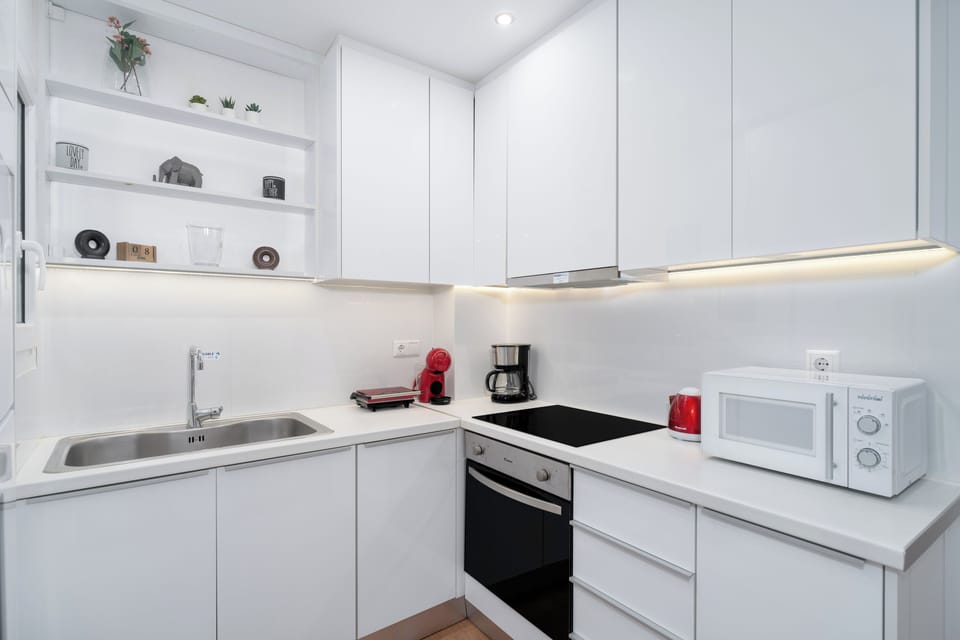 Superior Apartment | Private kitchen | Fridge, microwave, oven, stovetop