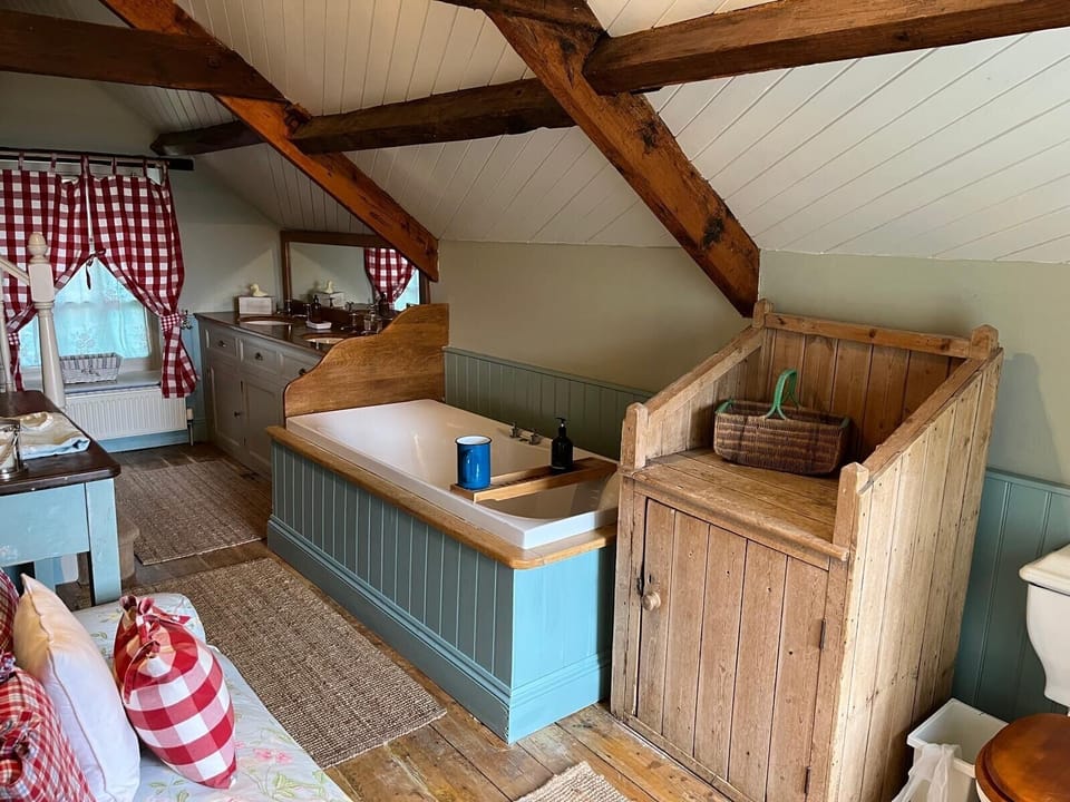 The Hillis Farmhouse - 6 Bed - Sleeps 11 - Pets Cottage in Wales