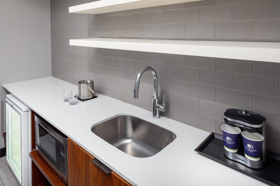 Fridge, coffee/tea maker