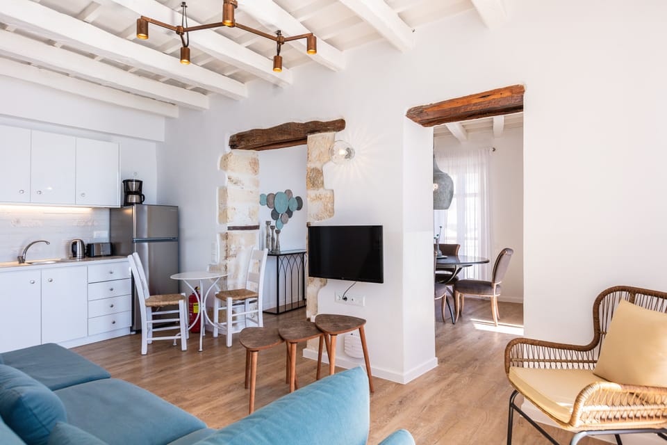 Premier Apartment | Private kitchenette | Full-size fridge, oven, stovetop, electric kettle