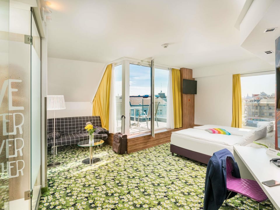 Family Suite, 1 Double Bed with Sofa bed | Hypo-allergenic bedding, in-room safe, desk, laptop workspace
