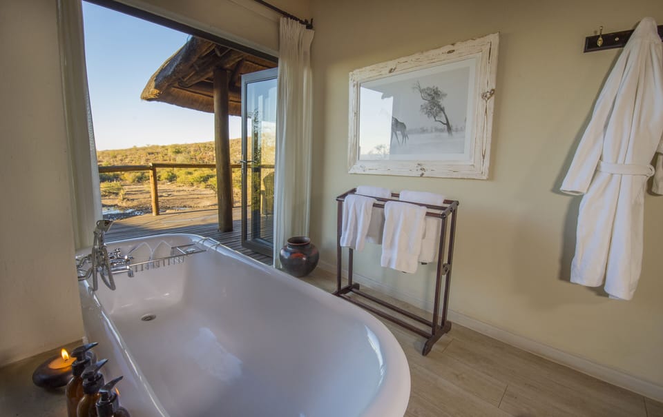 Deluxe Suite | Bathroom | Separate tub and shower, deep soaking tub, eco-friendly toiletries