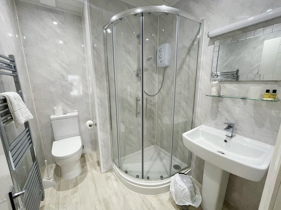 Deluxe Double Room, Private Bathroom (Four Poster BED) | Bathroom