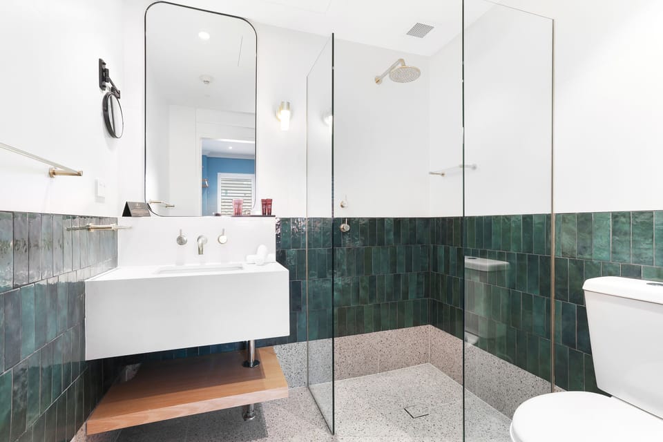 Bay Mini, 1 Queen Bed | Bathroom | Shower, rainfall showerhead, hair dryer, towels