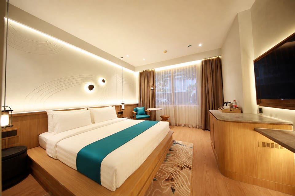 Premier Room | Minibar, in-room safe, WiFi (free), bed sheets