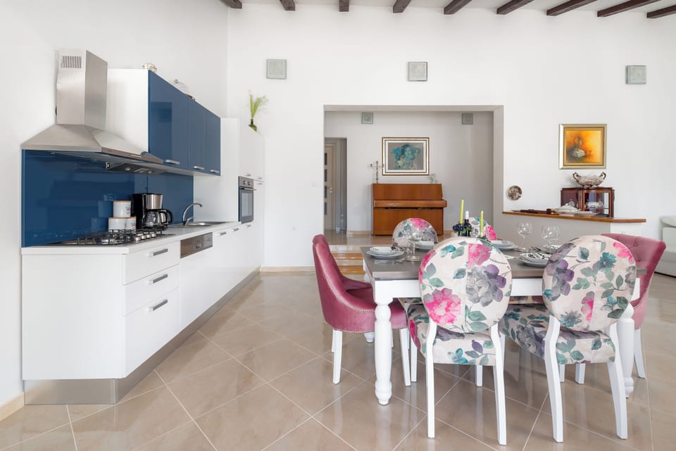 Villa (Luxury Villa) | Dining room