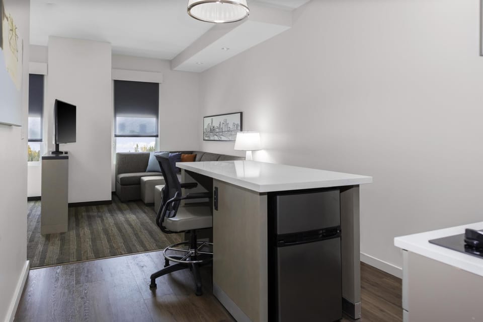 Hypo-allergenic bedding, in-room safe, desk, laptop workspace