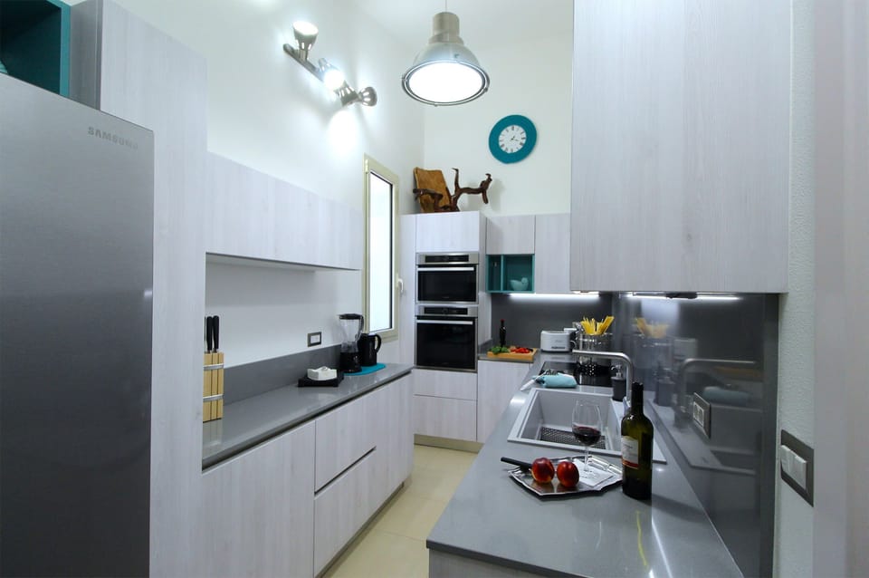Full-size fridge, oven, stovetop, dishwasher