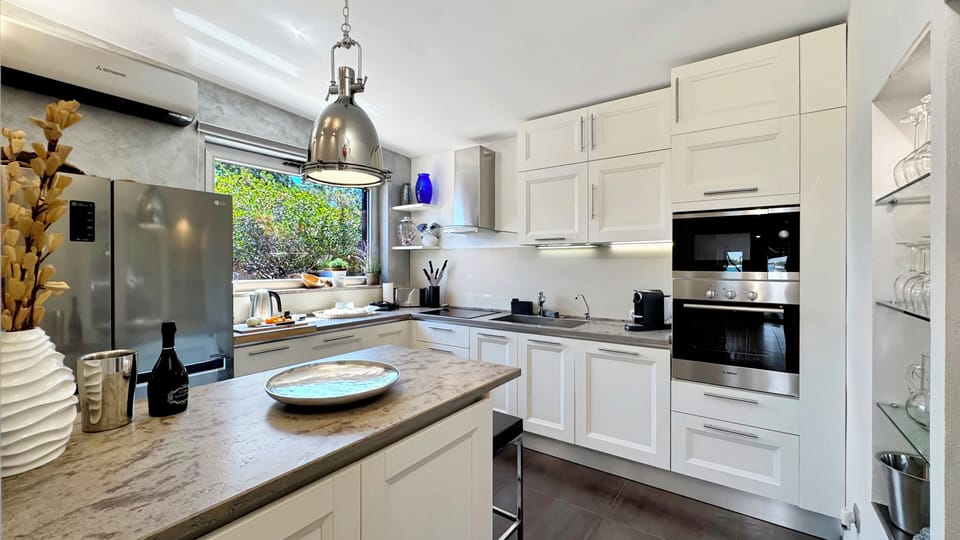 Full-size fridge, microwave, dishwasher, electric kettle