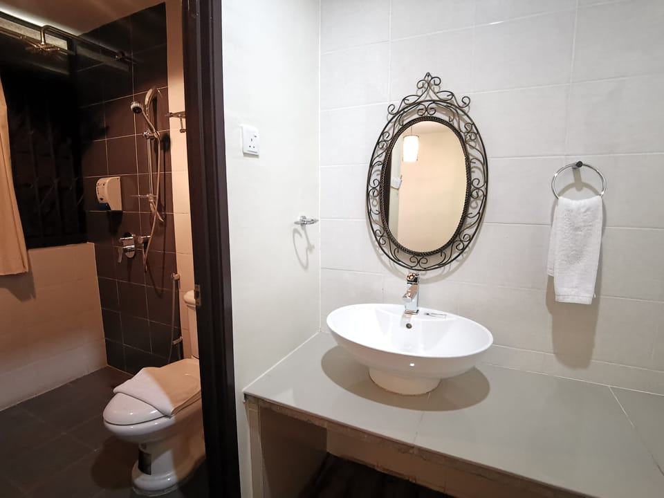 Superior Room, 1 King Bed, Hill View | Bathroom | Shower, rainfall showerhead, free toiletries, hair dryer