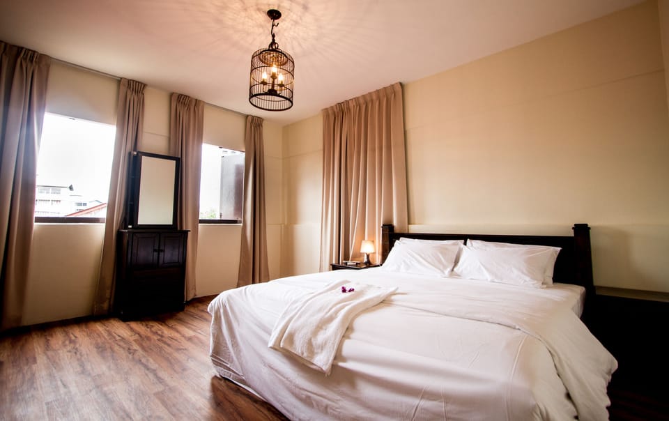 Deluxe Suite, 1 King Bed, Hill View | Desk, soundproofing, iron/ironing board, free WiFi
