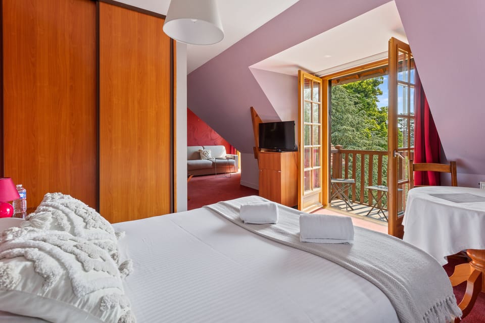 Junior Suite, Balcony | Soundproofing, free cribs/infant beds, free WiFi, bed sheets