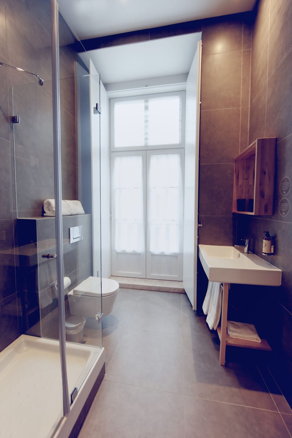 Superior Double Room | Bathroom | Shower, rainfall showerhead, free toiletries, hair dryer