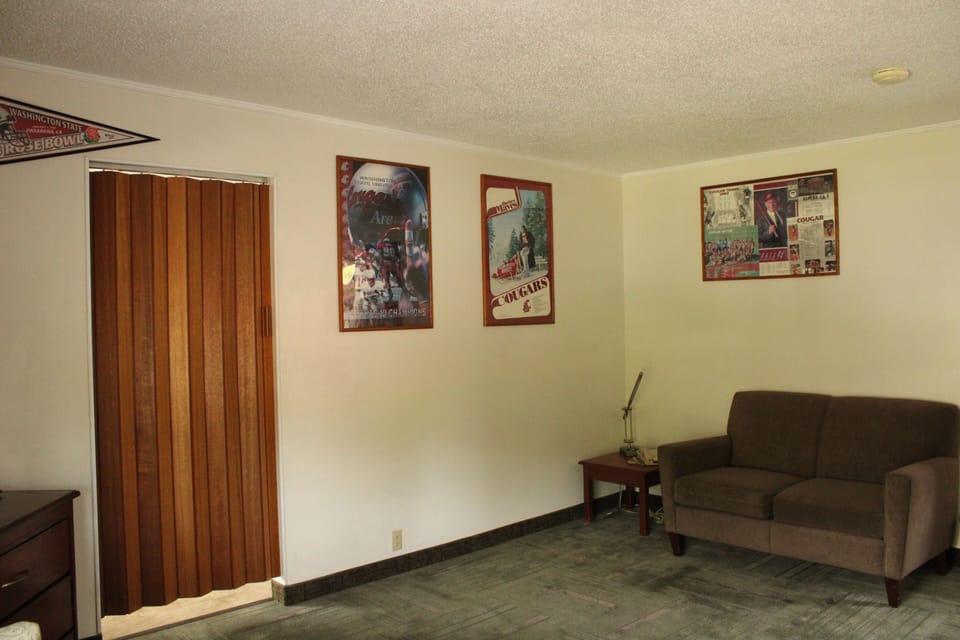 Standard Room, 1 Queen Bed (Newly remodeled bathrooms) | Desk, laptop workspace, free WiFi, bed sheets