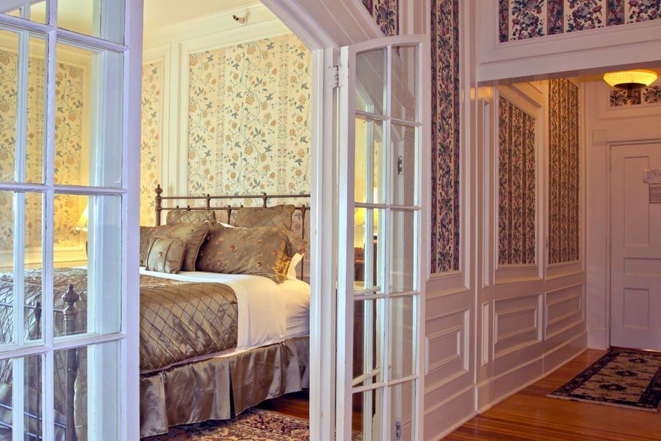 Classic Room, 1 King Bed with Sofa bed, Fireplace (Bristed Suite) | Iron/ironing board, free WiFi, bed sheets