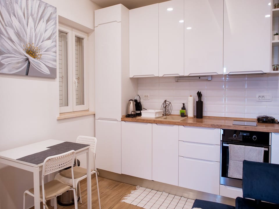 Apartment (One Bedroom Apartment with Patio) | Private kitchen | Fridge