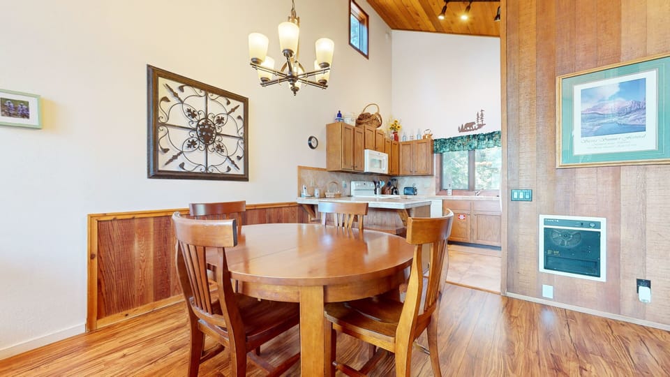 Condo, 2 Bedrooms | Dining