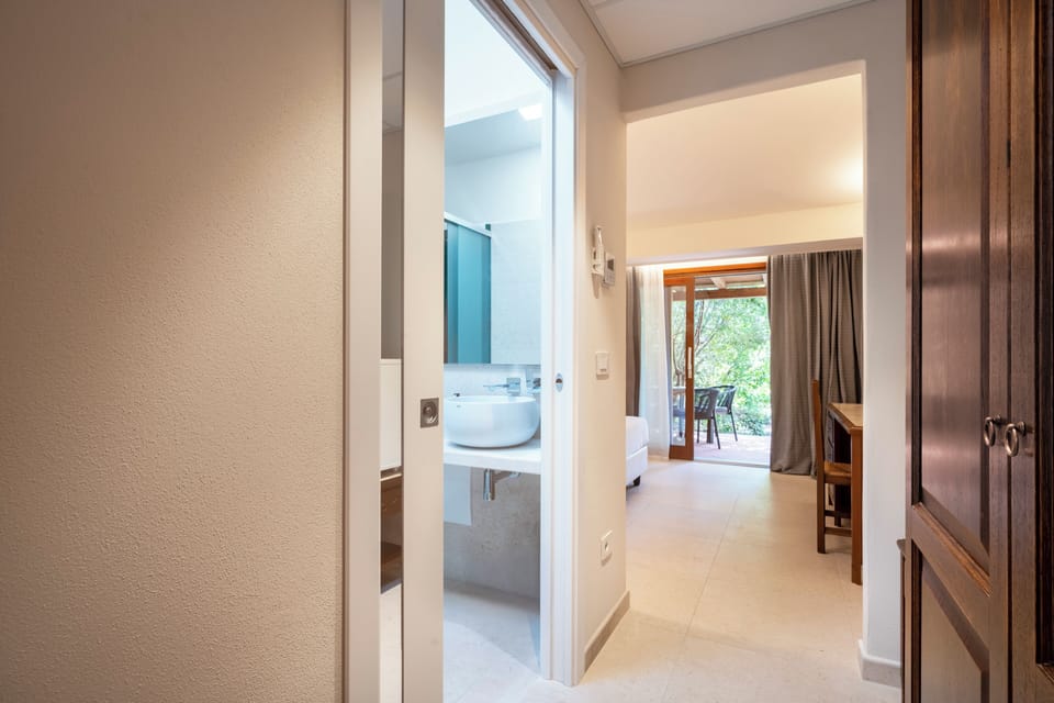 Family Room, 2 Bedrooms, Non Smoking | Minibar, in-room safe, WiFi (free), bed sheets