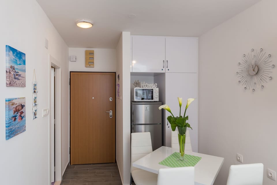 Studio (Studio Apartment with City View) | Living room | Flat-screen TV