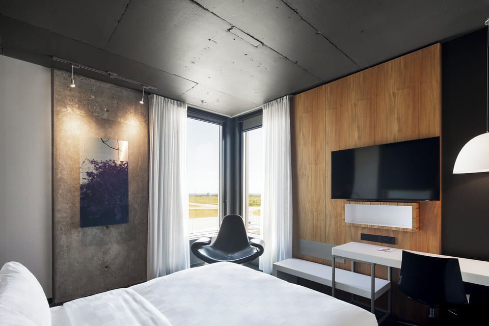 Room, 1 Queen Bed | Egyptian cotton sheets, hypo-allergenic bedding, desk