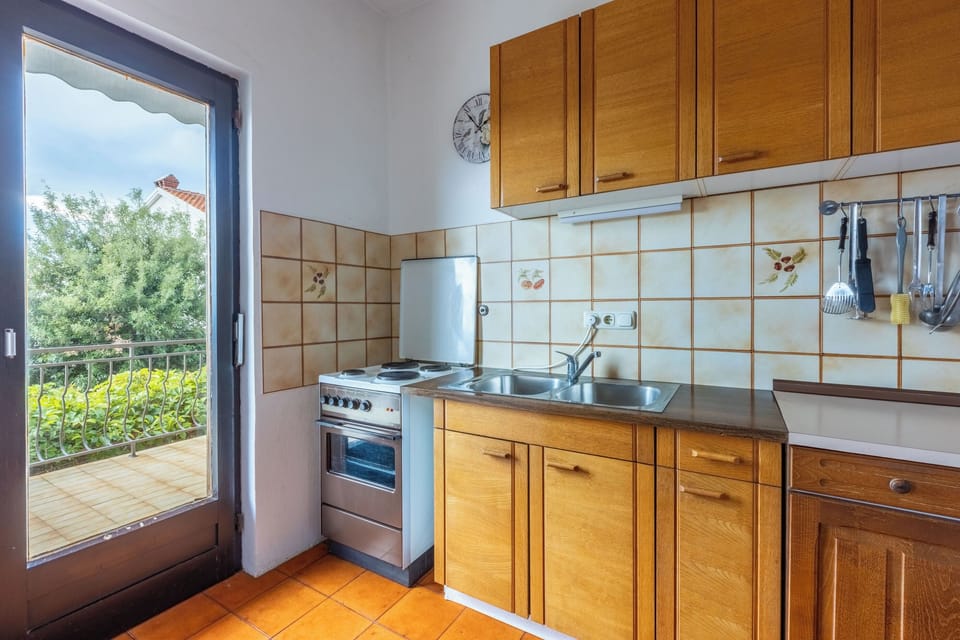 Apartment (A1) | Private kitchen | Fridge, oven, stovetop, espresso maker