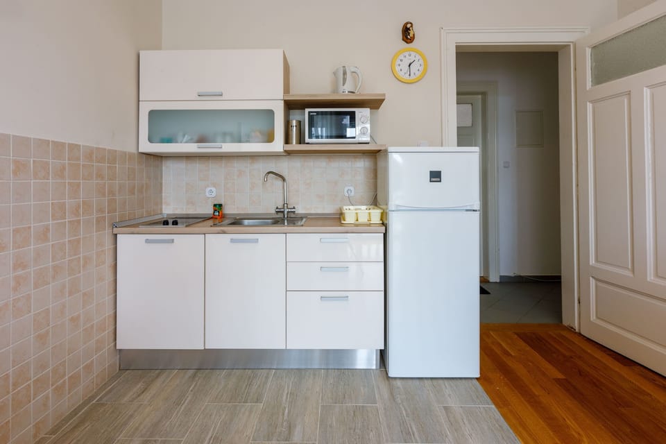 Private kitchen | Fridge, stovetop, espresso maker, cookware/dishes/utensils