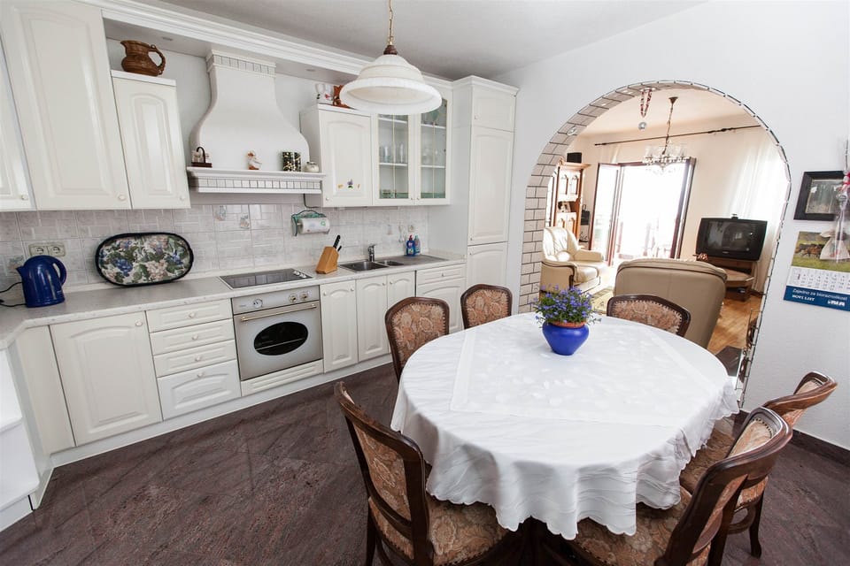 Private kitchen | Fridge, microwave, oven, stovetop