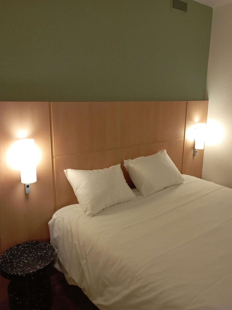 Standard Room, 1 Double Bed | Desk, soundproofing, iron/ironing board, free WiFi