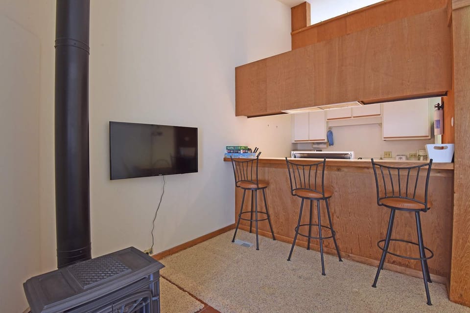 Condo, Multiple Beds, Hot Tub, Mountain View (Golden Ski Getaway) | Interior
