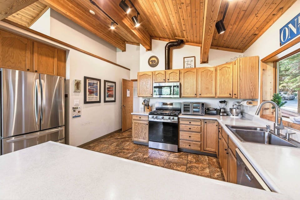 House, Multiple Beds, Patio, Mountain View (Vista Point) | Private kitchen | Fridge, microwave, oven, stovetop