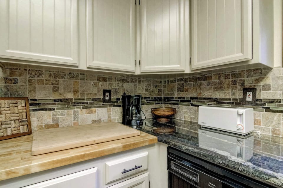 House, Multiple Beds, Balcony, Mountain View (Bear Haus) | Private kitchen | Full-size fridge, microwave, oven, stovetop