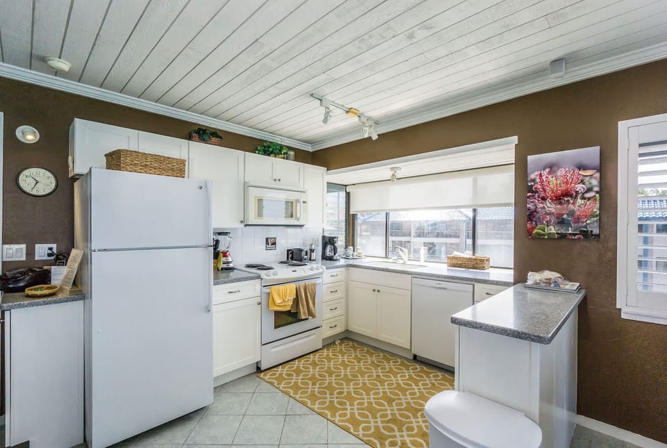 Condo, Multiple Beds, Balcony, Ocean View (Kona Reef #D31) | Private kitchen | Fridge, microwave, oven, stovetop