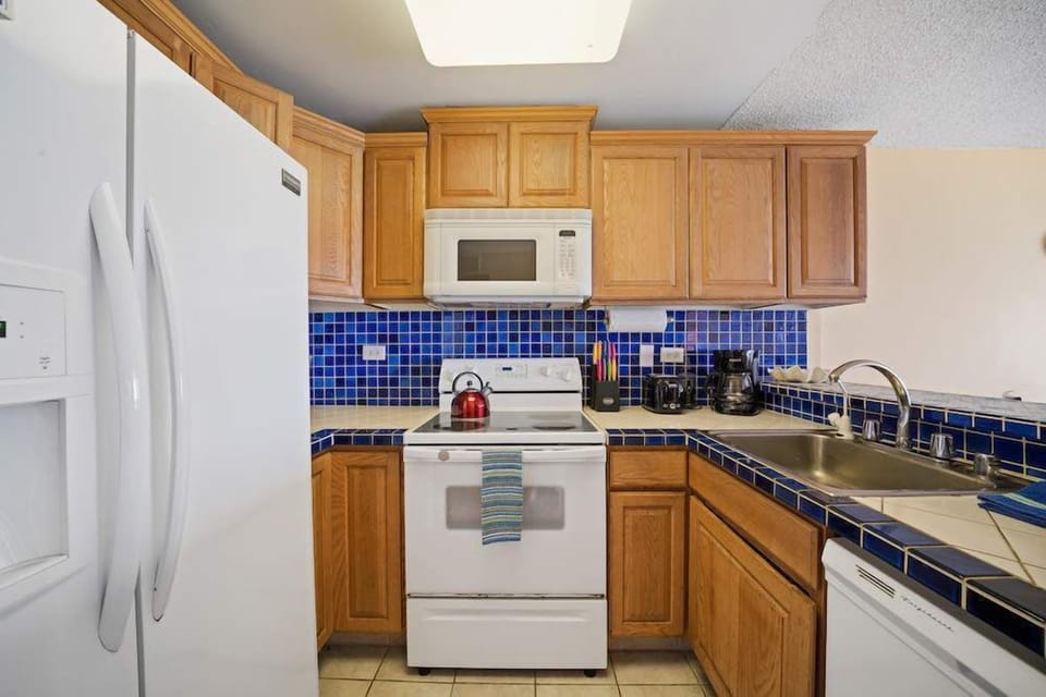 Condo, Multiple Beds, Balcony, Ocean View (Kona Alii #204) | Private kitchen | Fridge, microwave, oven, stovetop