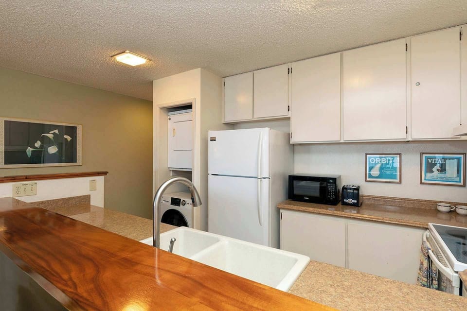 Condo, Multiple Beds, Balcony, Ocean View (Sea Village #2304) | Private kitchen | Fridge, microwave, oven, stovetop