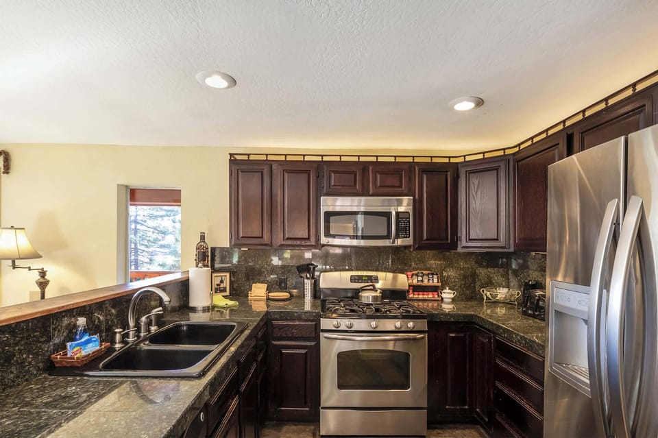 House, Multiple Beds, Hot Tub, Mountain View (Mountainside Overlook) | Private kitchen | Fridge, microwave, oven, stovetop