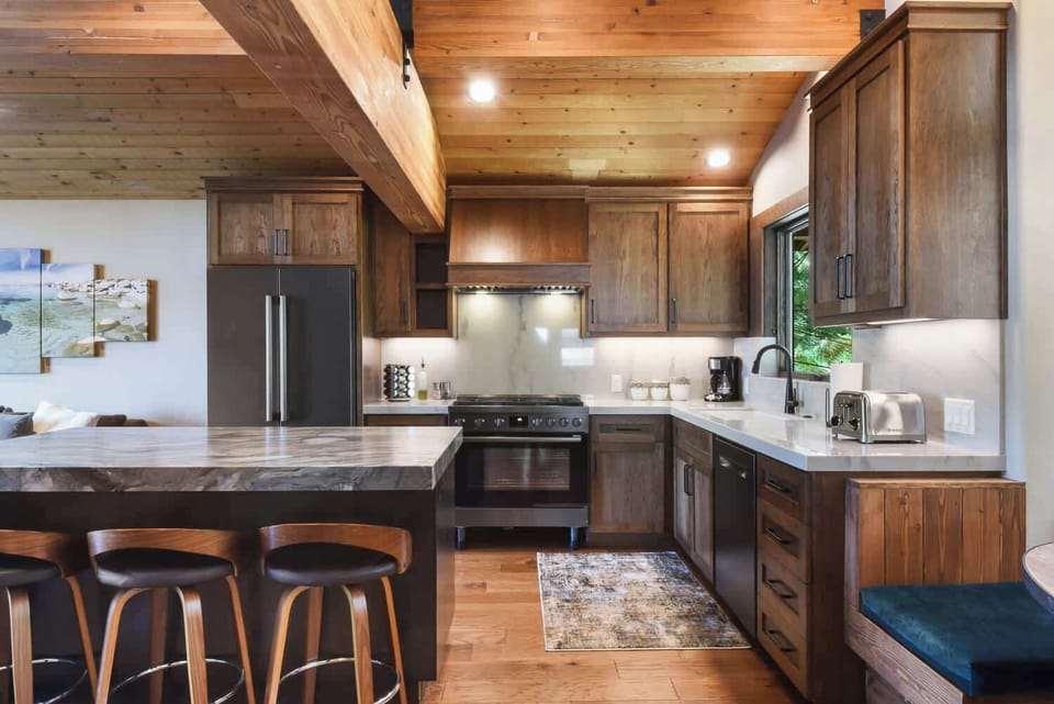 House, Multiple Beds, Patio, Mountain View (Shoreline Vista) | Private kitchen | Fridge, microwave, coffee/tea maker