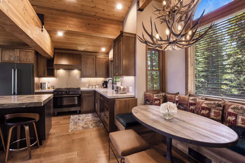 House, Multiple Beds, Patio, Mountain View (Shoreline Vista) | Private kitchen | Fridge, microwave, coffee/tea maker